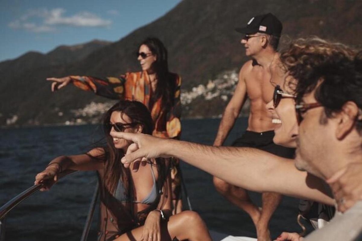 un gruppo di persone su una barca in acqua