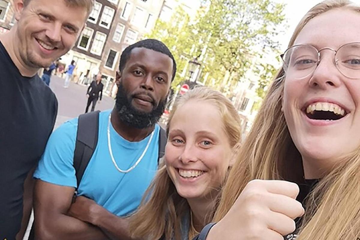skupina lidí pózujících pro fotografii