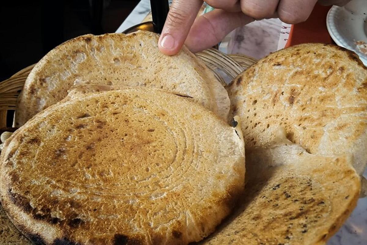 Dos rebanadas de pan colocadas encima de una mesa