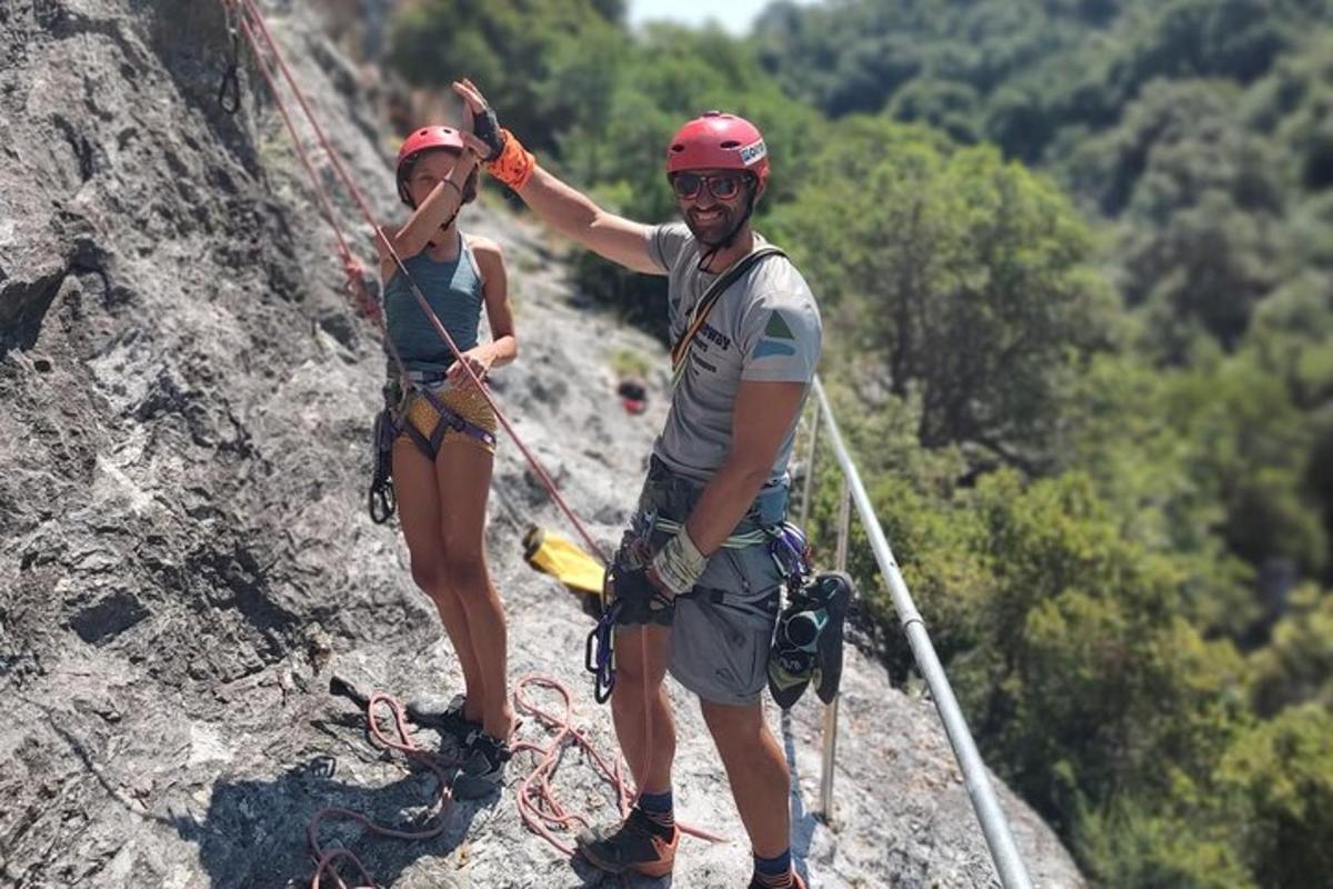 isang lalaki at isang babae na nakatayo sa isang rock formation
