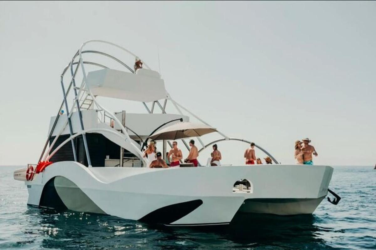um grupo de pessoas em um barco na água