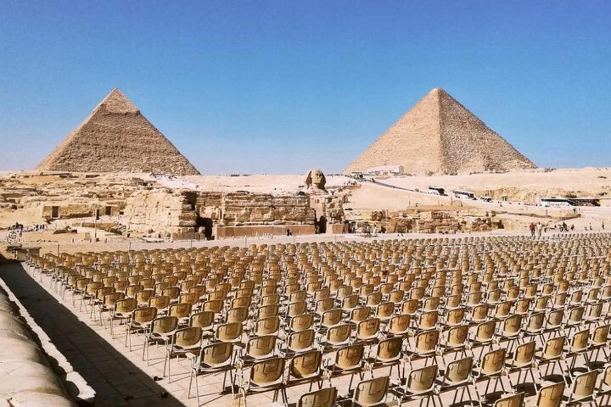 isang walang laman na madla sa harap ng mga piramide