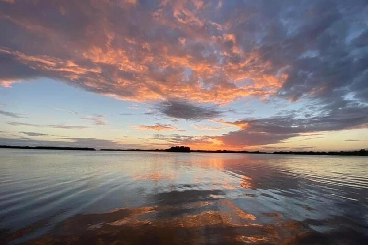 päikeseloojang suure veekogu kohal