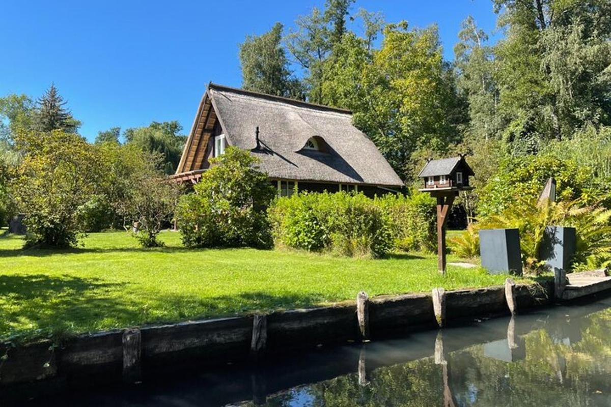 una casa con un gazebo accanto a un fiume