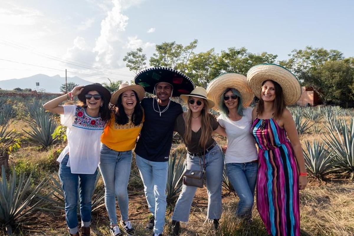 un grup de persones amb barrets drets en un camp