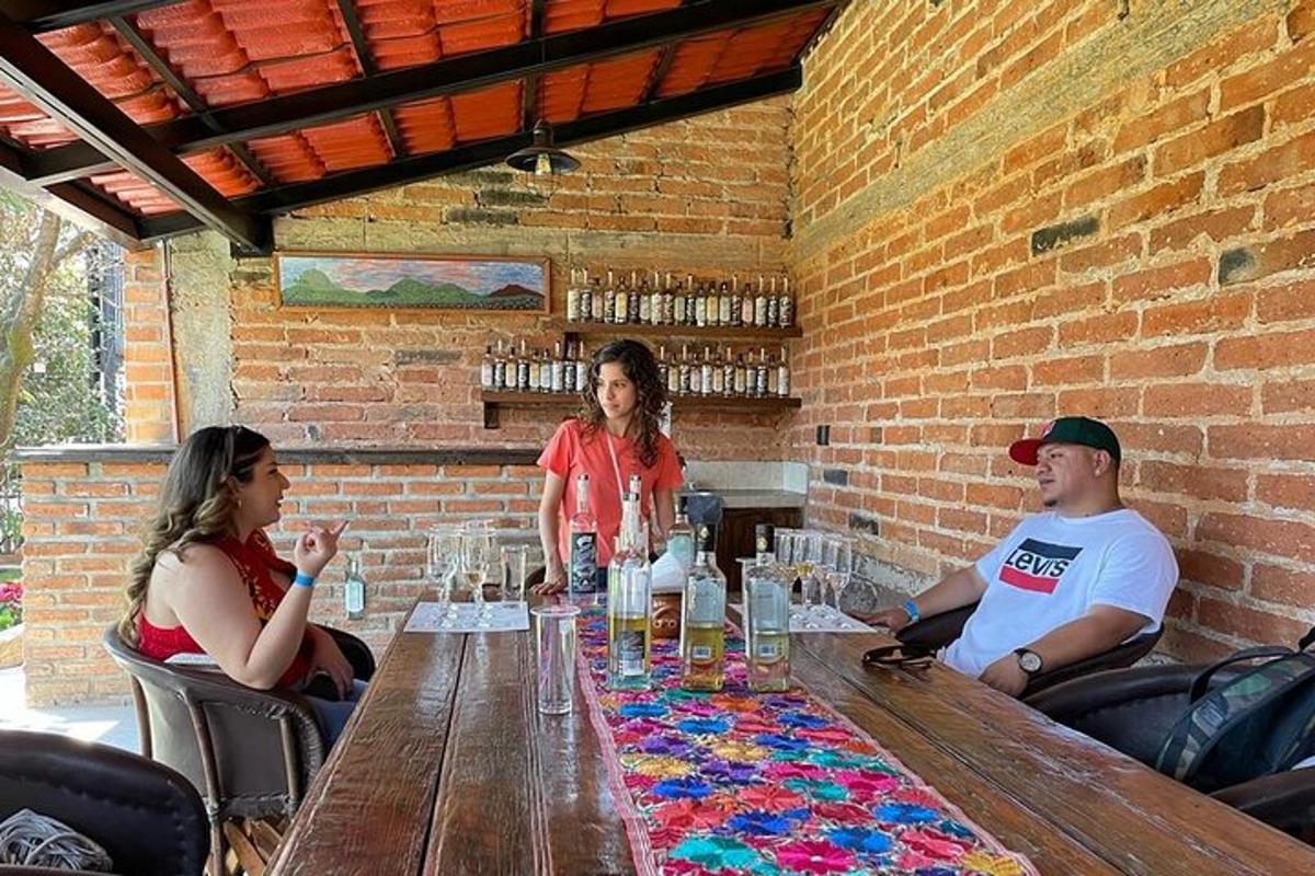 un grupo de personas sentadas alrededor de una mesa de madera