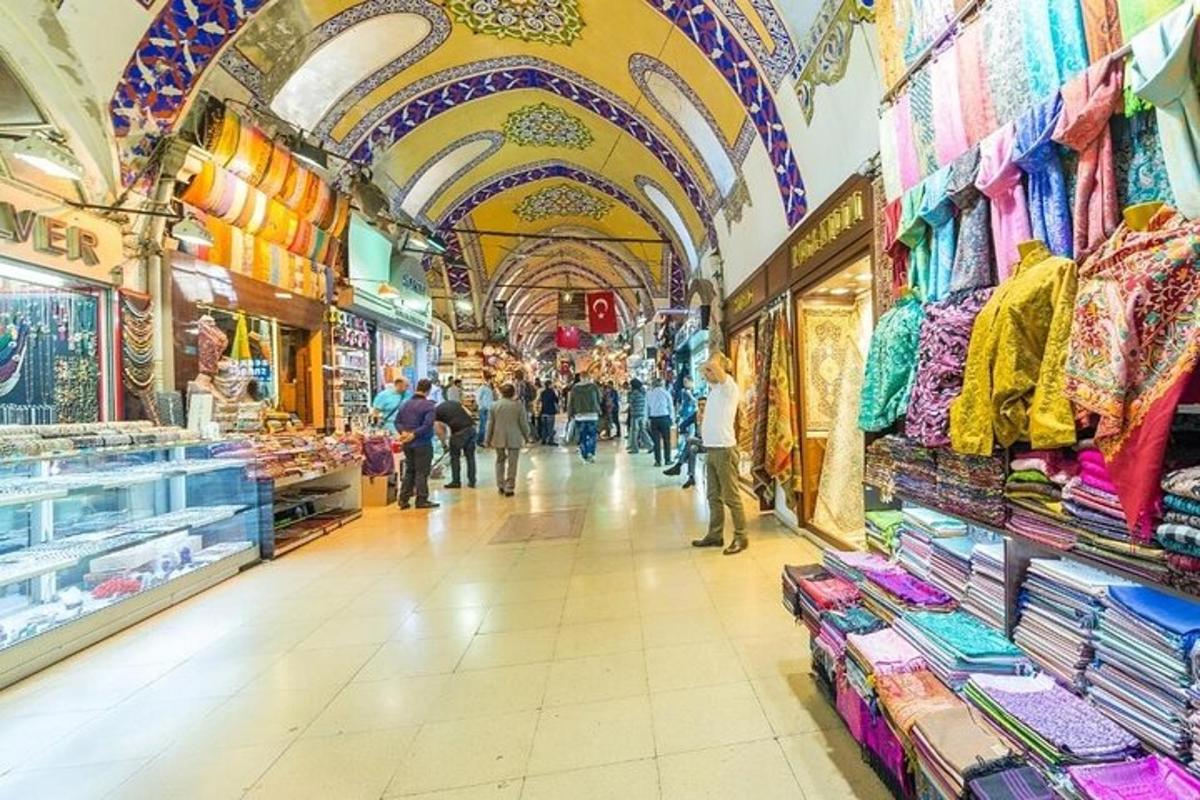 pasar dengan orang ramai berjalan melalui lorong kedai