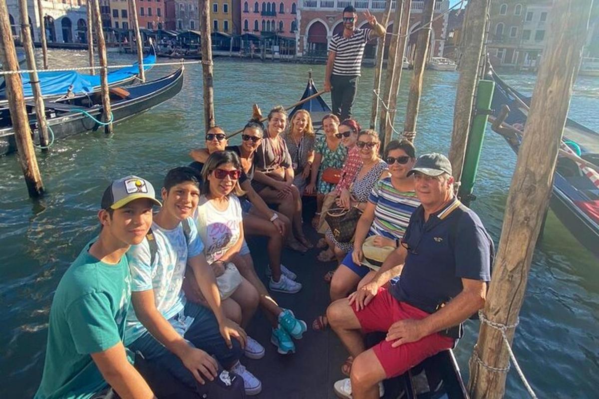 un gruppo di persone sedute su una barca in acqua
