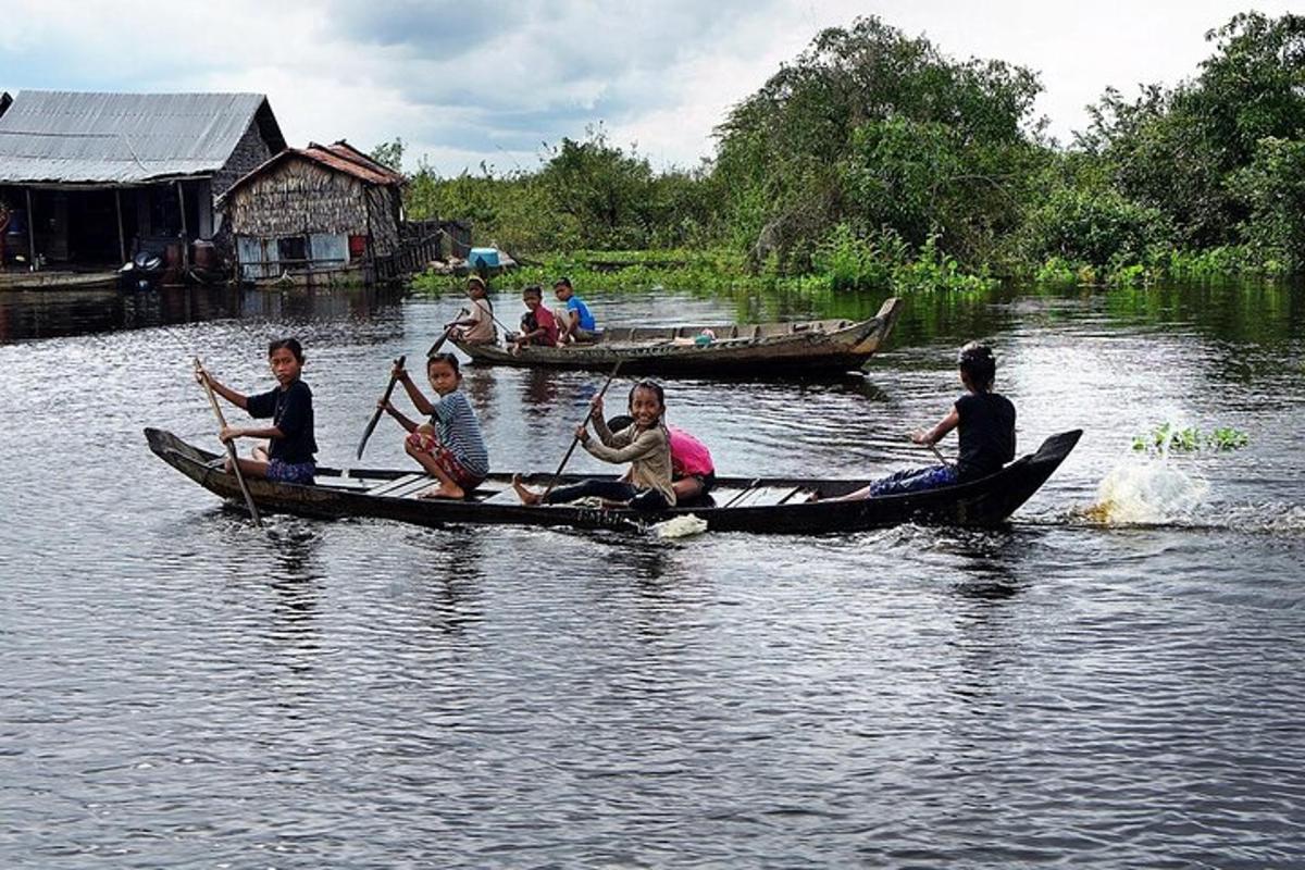 um grupo de pessoas em uma canoa em um rio