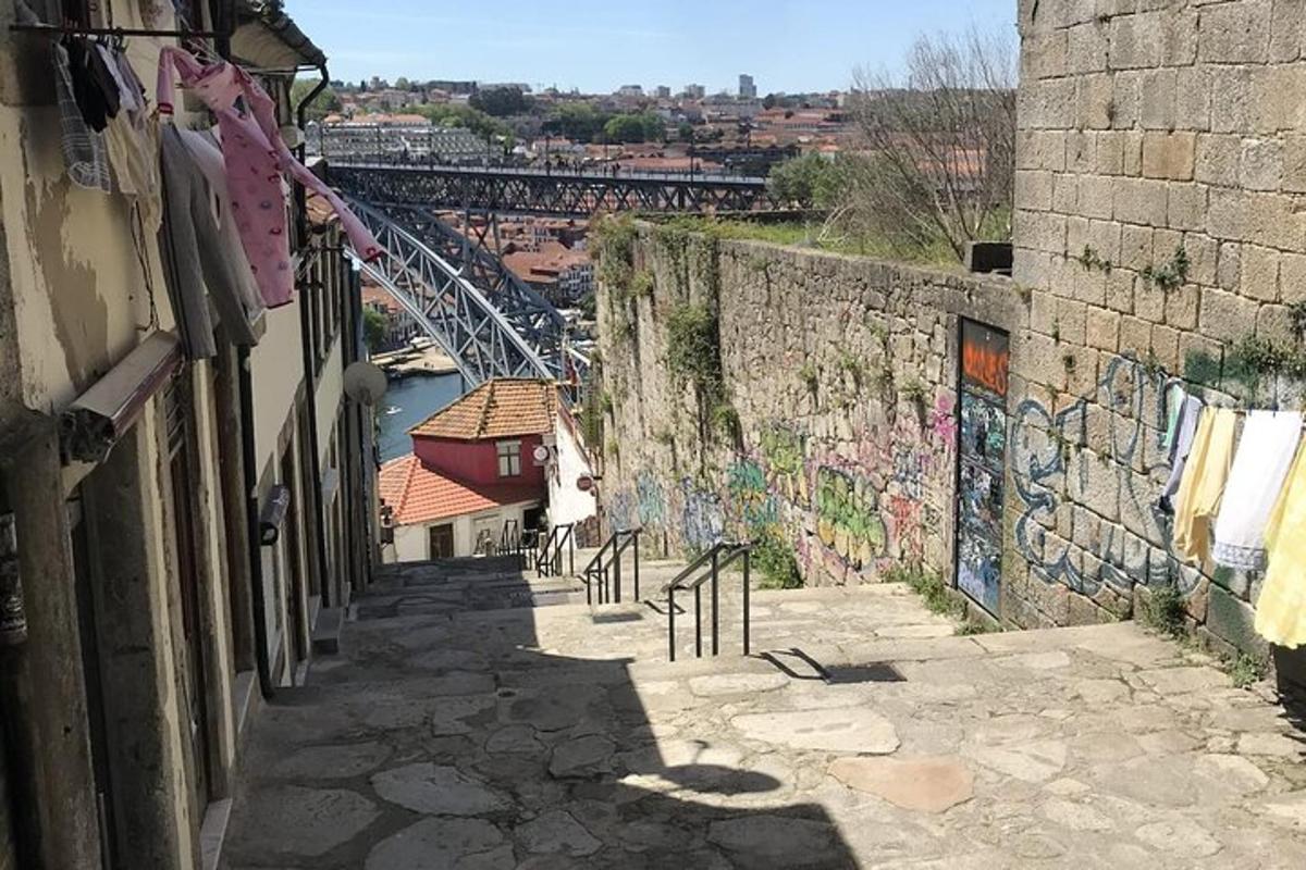 un vicolo con graffiti sul lato di un muro