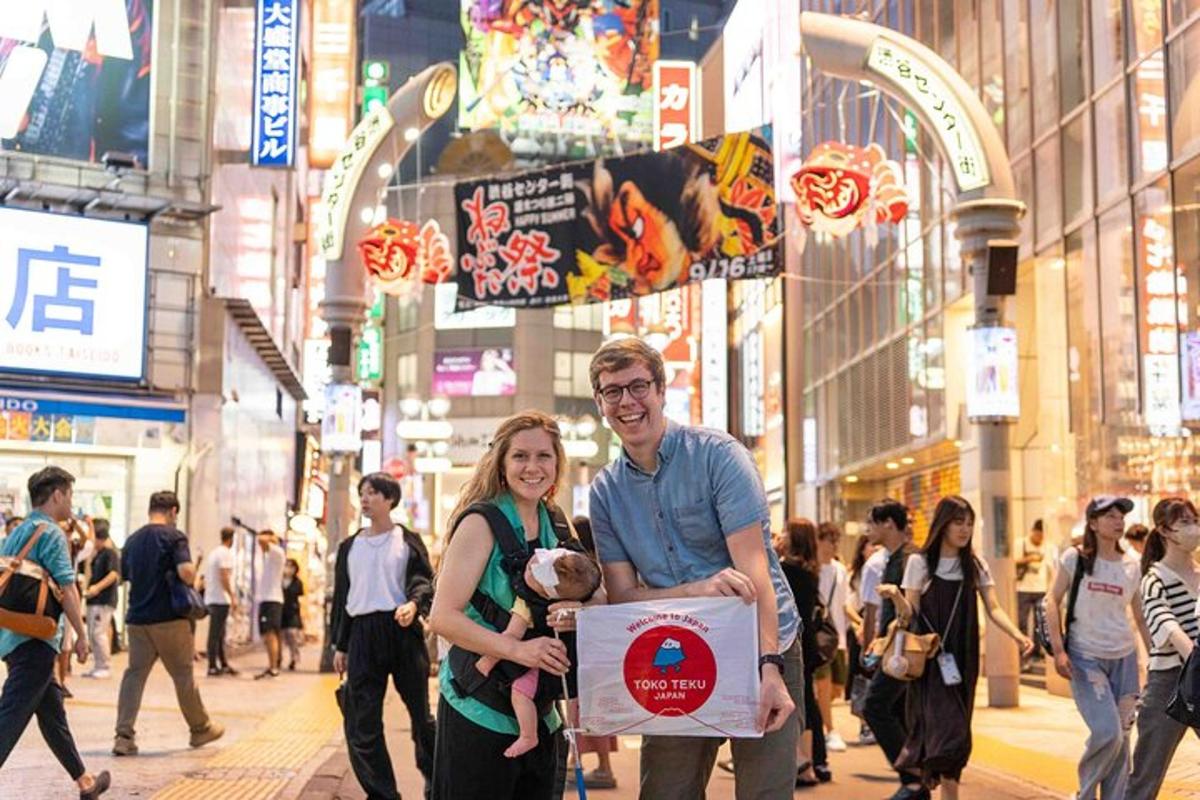 un uomo e una donna che tengono una scatola in una città