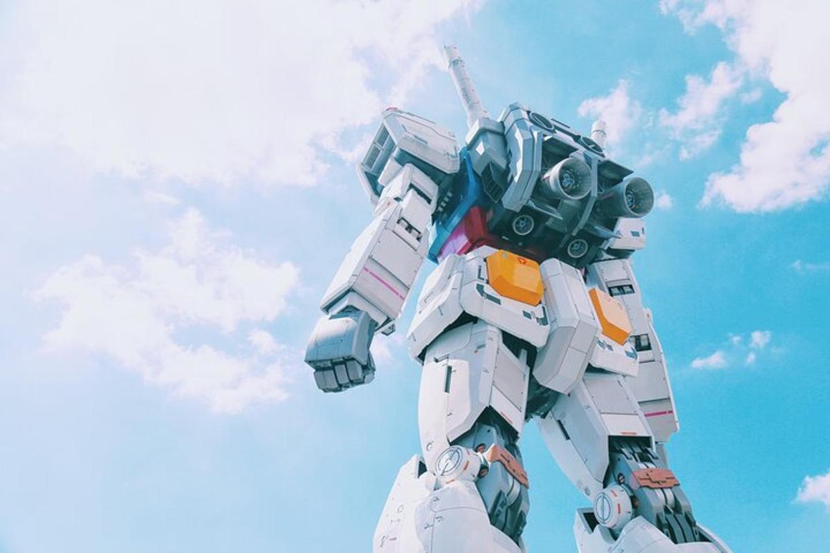 gambar dekat patung robot melawan langit biru