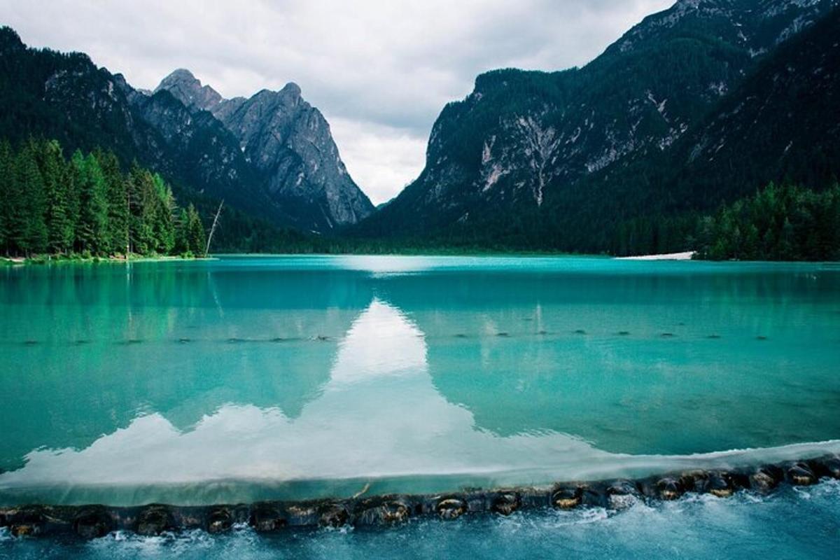 tasik biru besar dengan latar belakang gunung
