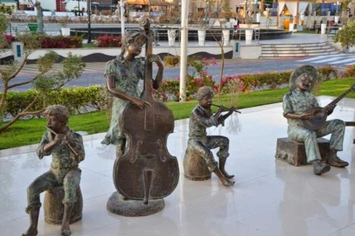 statula, vaizduojanti grupę žmonių, grojančių gitara