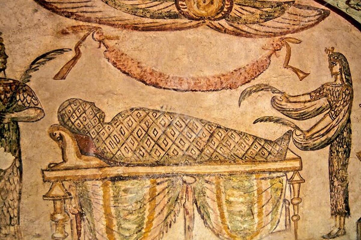 un dipinto di un divano con un uccello sopra