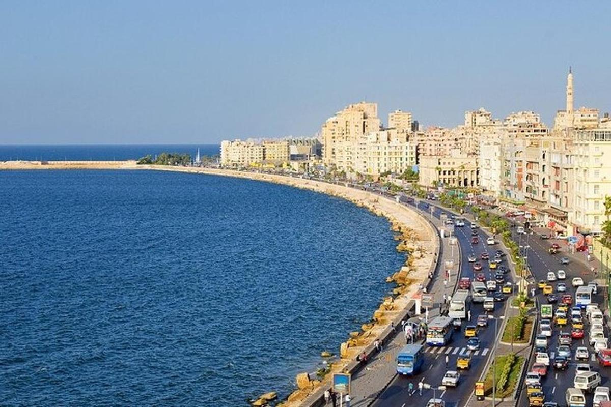 ένας πολυσύχναστος δρόμος της πόλης με κίνηση και κτίρια δίπλα στο νερό