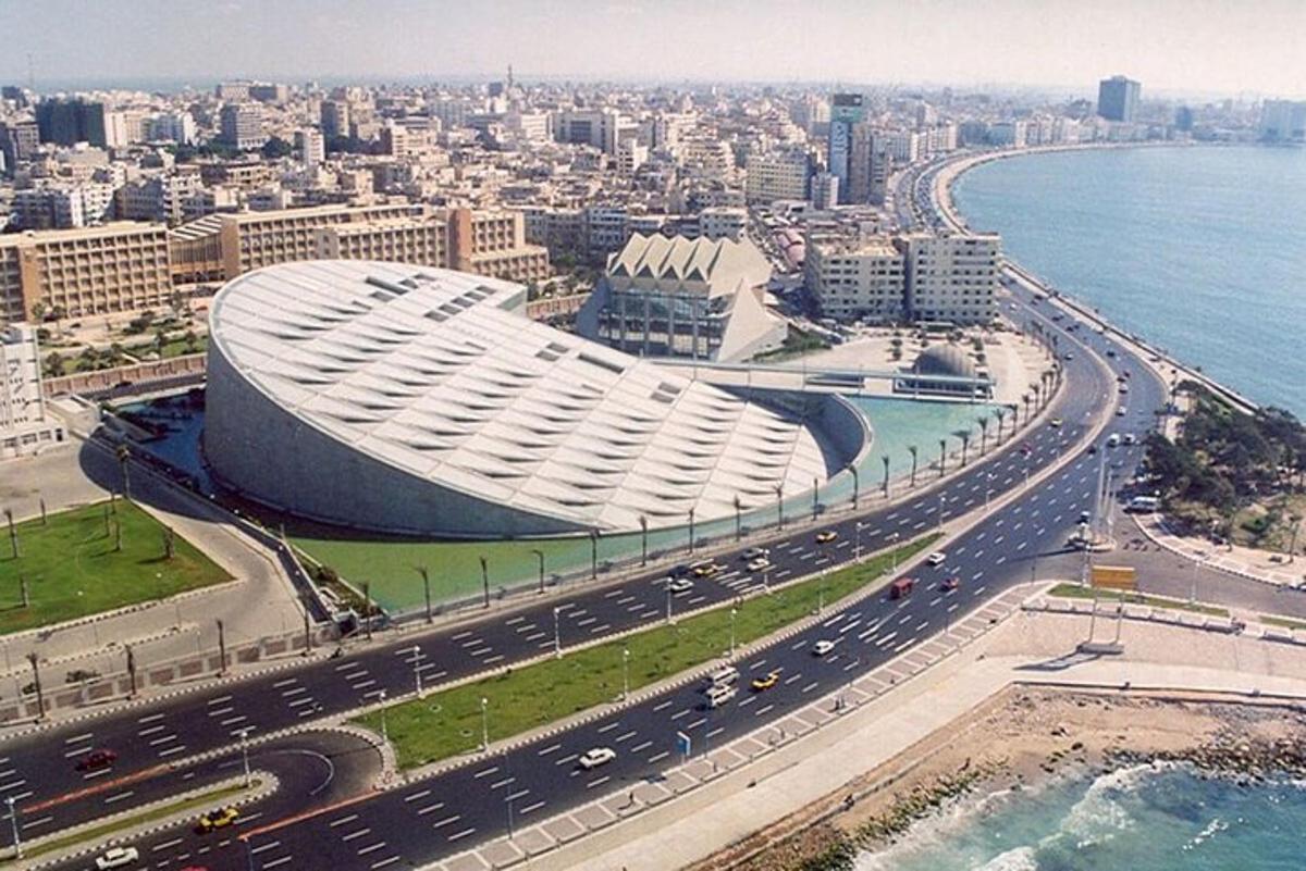 un grande edificio in una città con un'autostrada
