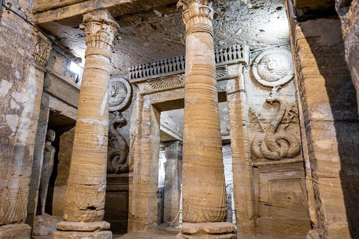 un vecchio edificio con colonne in un edificio