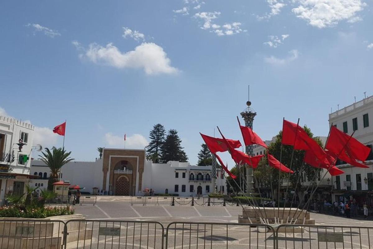 una plaza con banderas rojas frente a un edificio