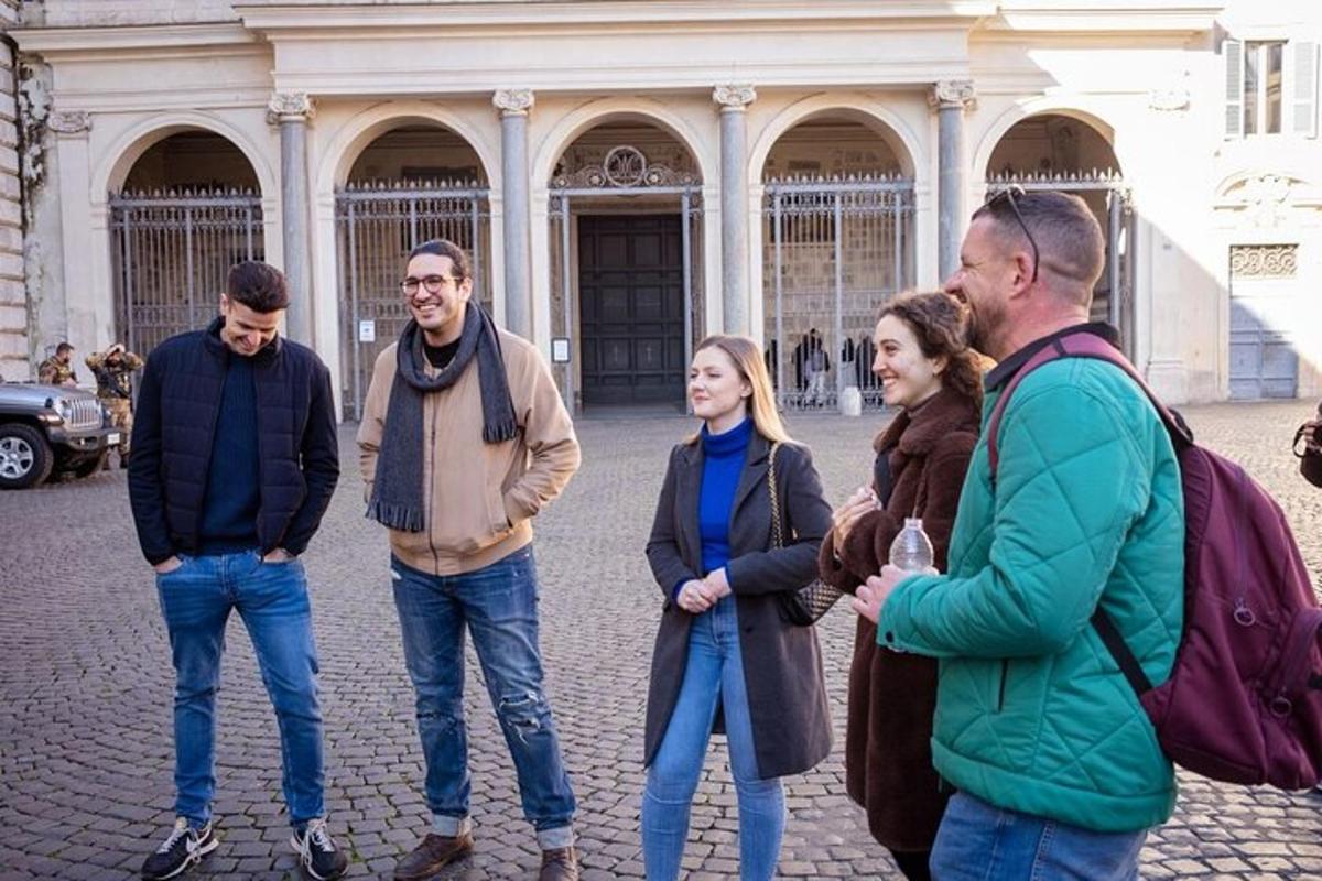 skupina lidí stojících před budovou