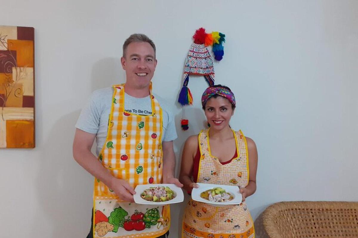 ein Mann und eine Frau halten Teller mit Essen