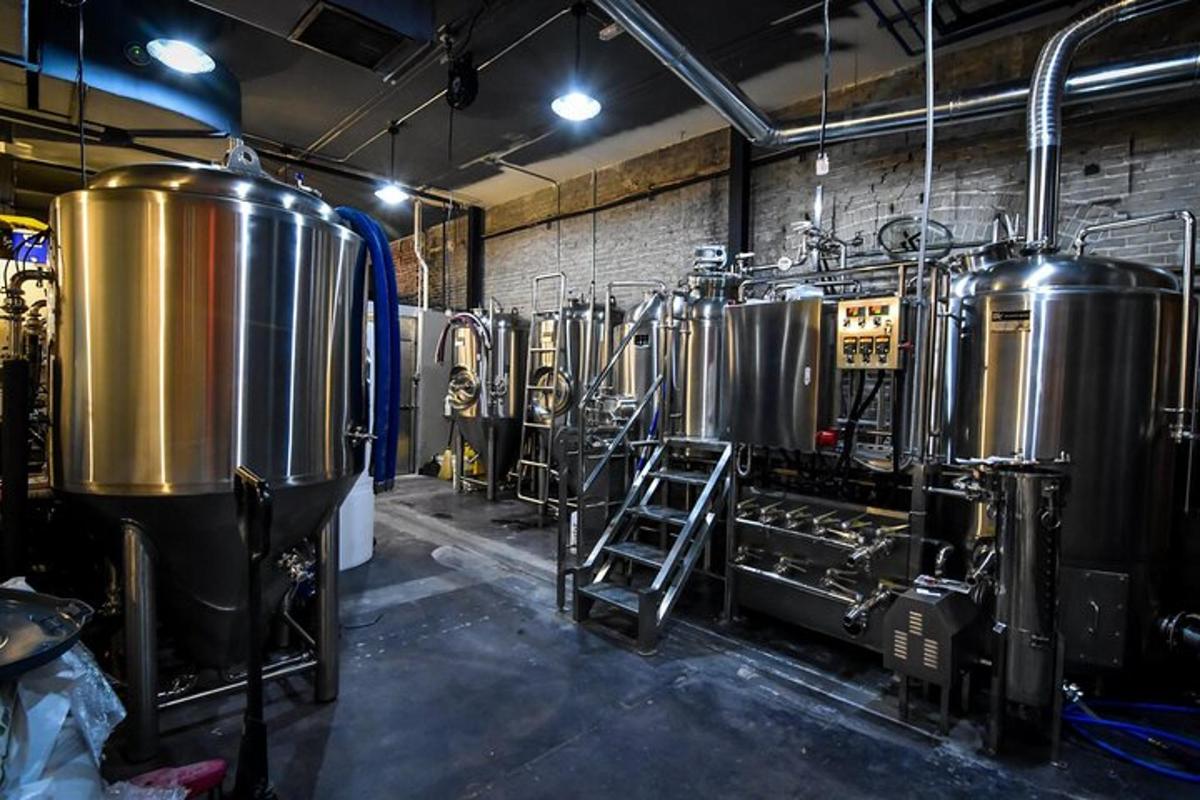 una cerveseria amb un munt de tancs en una habitació