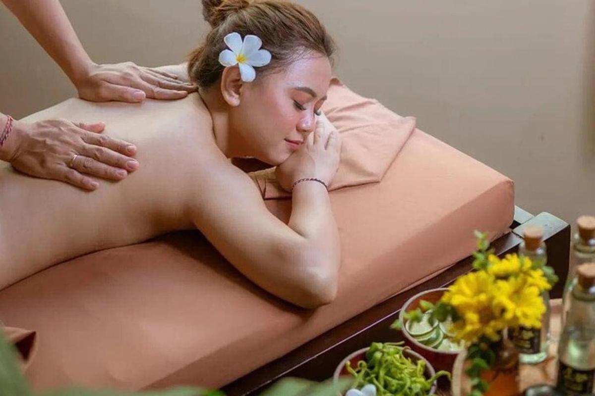 žena si nechává masírovat před zrcadlem