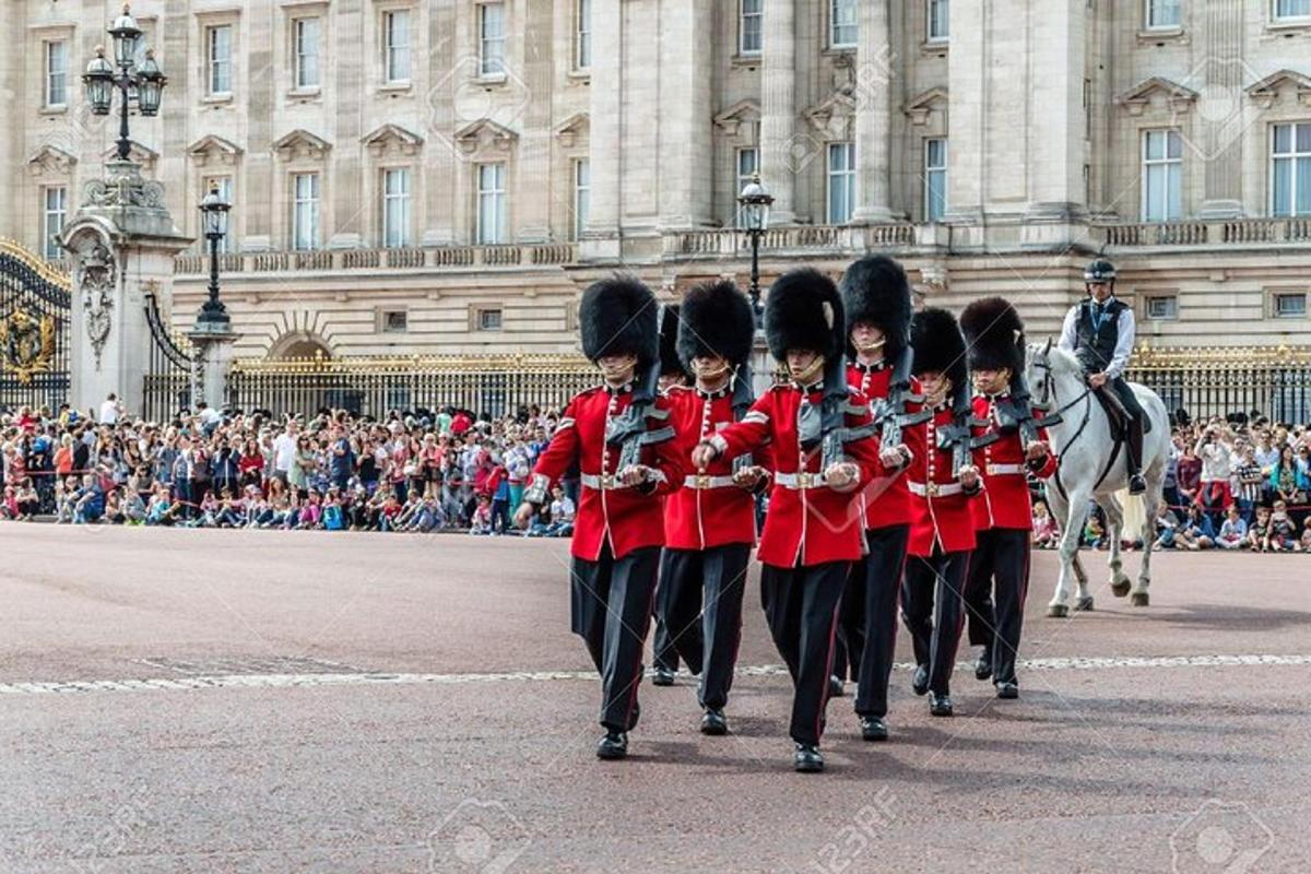 un grup de soldats amb uniformes vermells caminant pel carrer