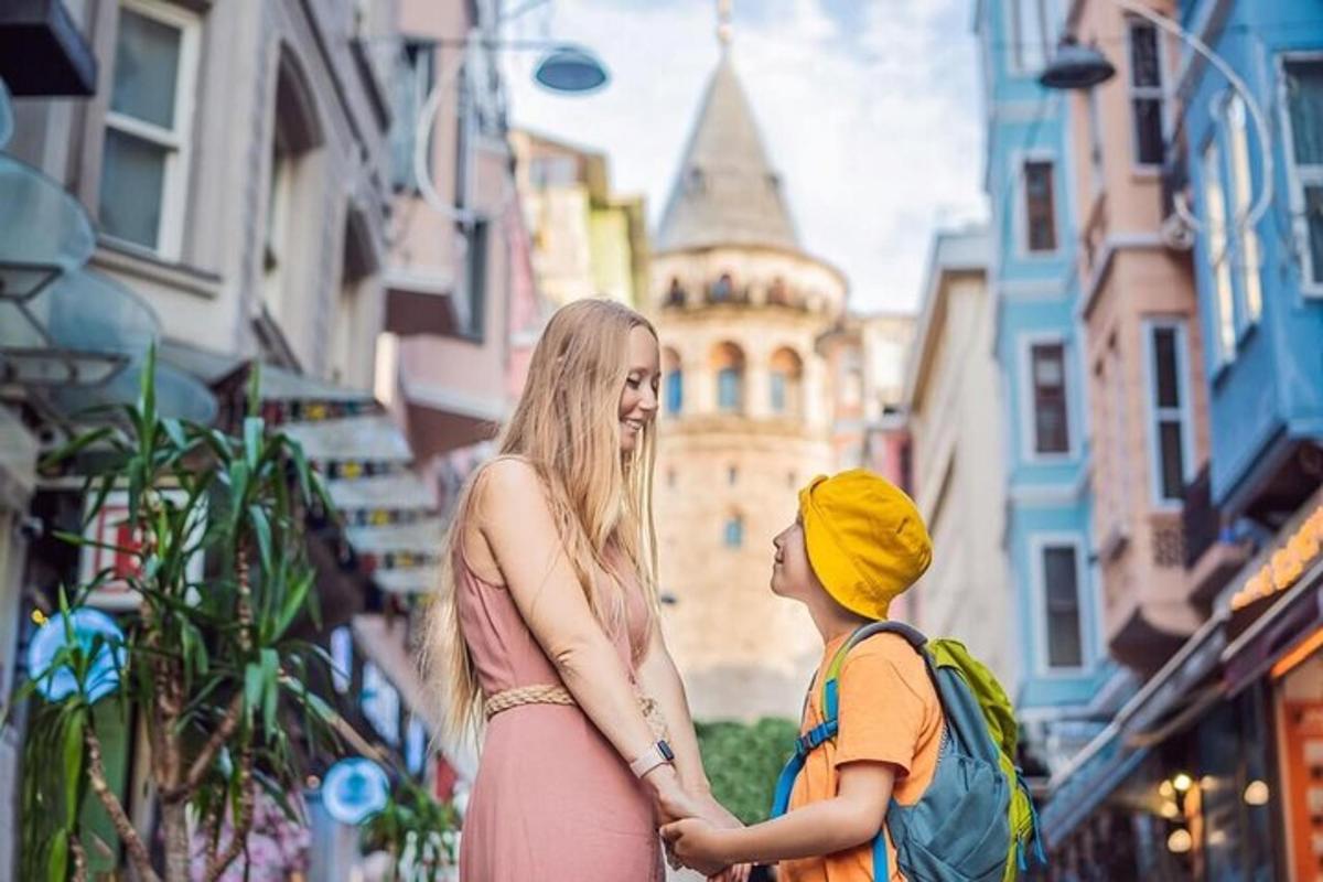 Una mujer y un niño caminando por una calle de la ciudad