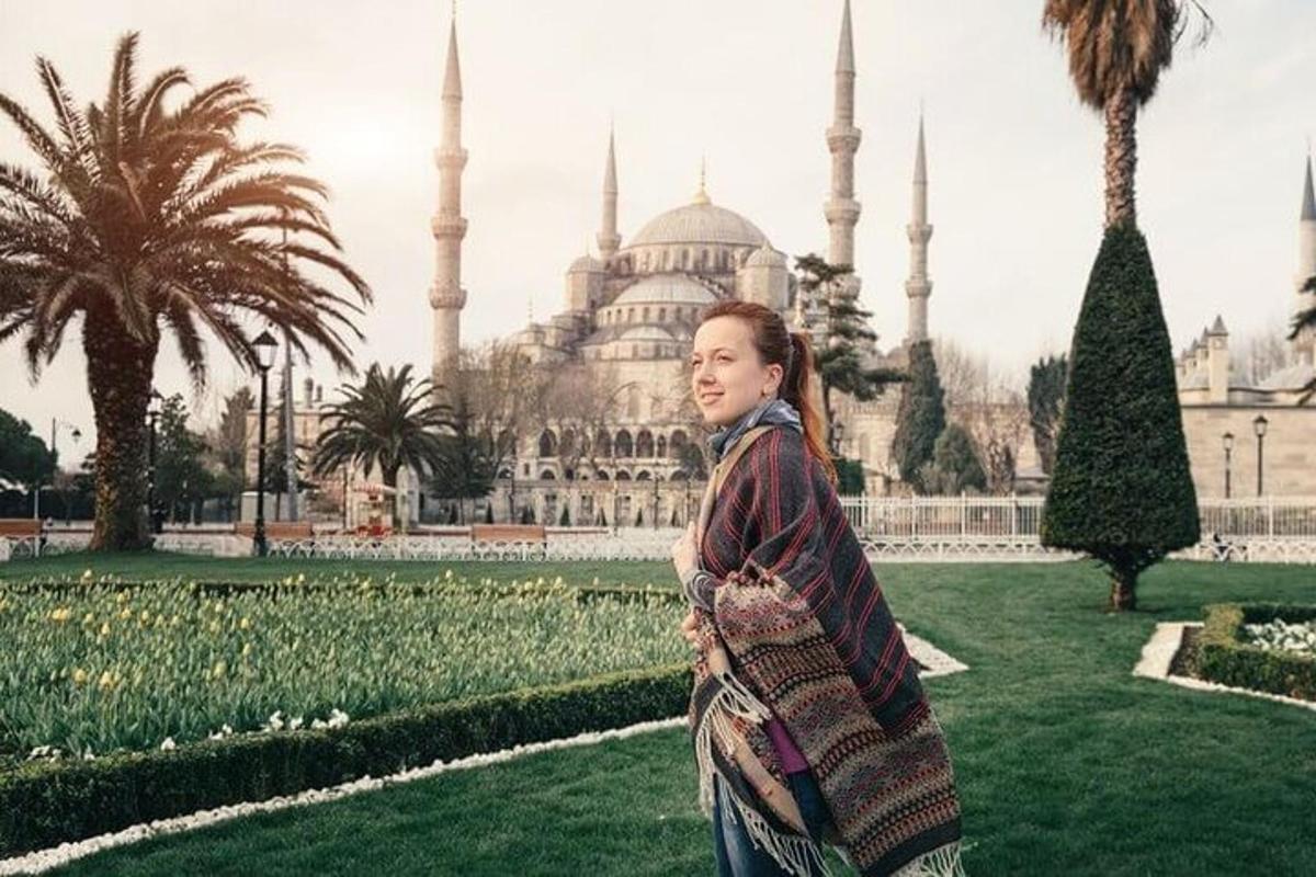 seorang wanita berdiri di hadapan masjid biru