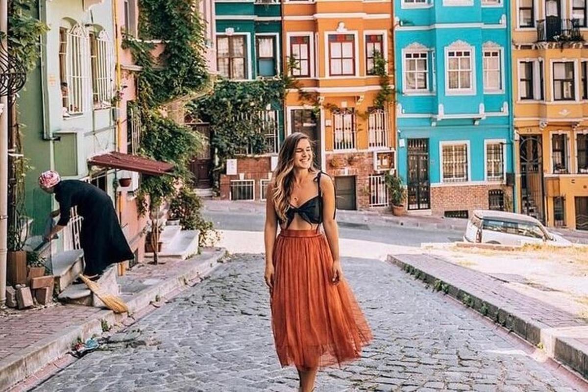 una dona amb un vestit taronja caminant pel carrer