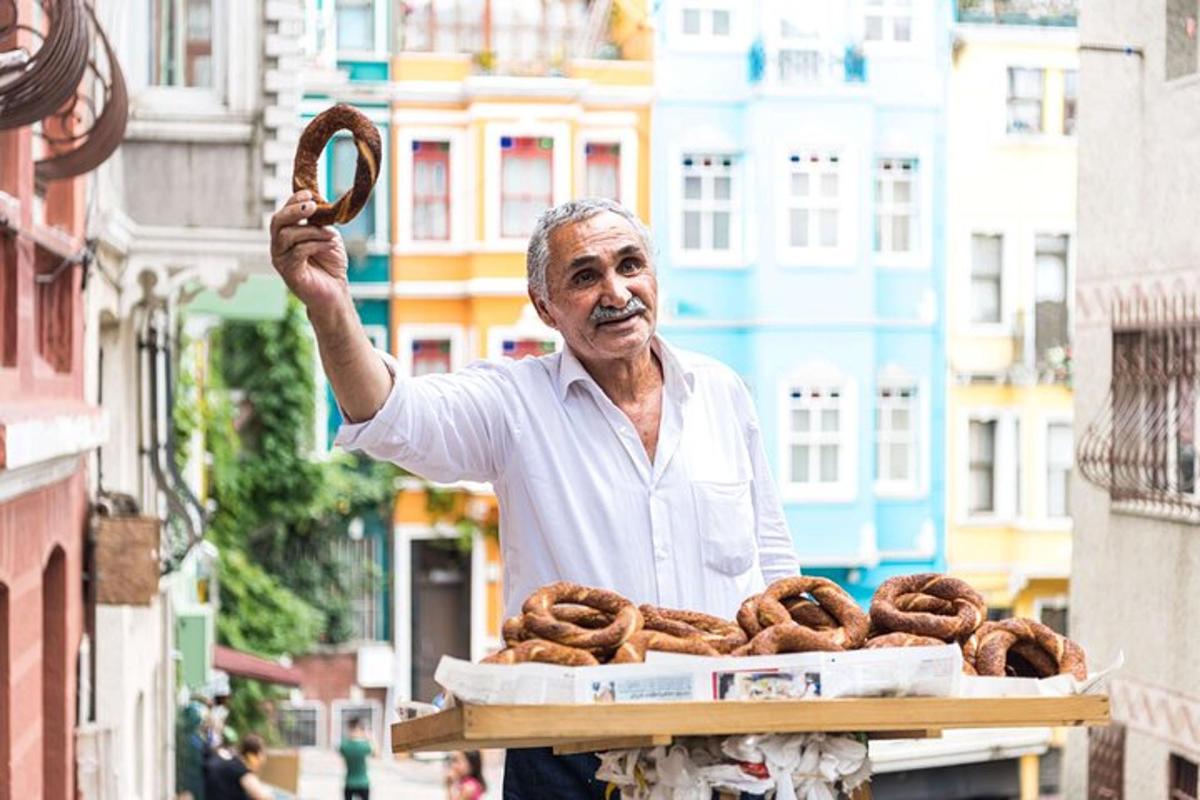 un home que sosté una safata de pretzels