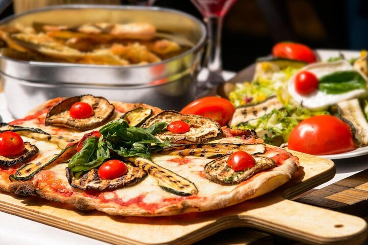 pizza na prkénku na stole