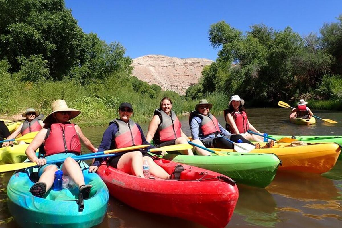 un gruppo di persone che fa kayak su un fiume