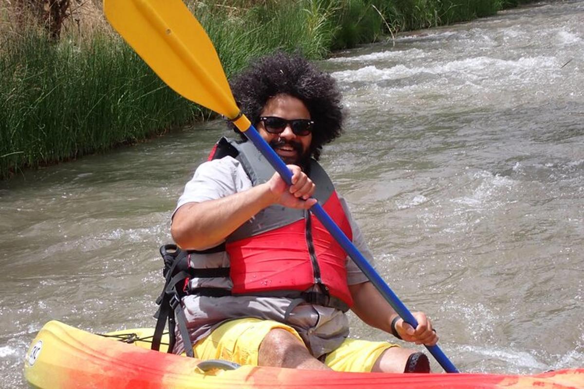 un uomo in kayak su un fiume
