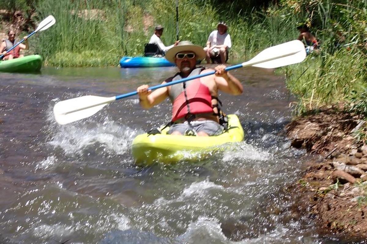 una persona in kayak su un fiume