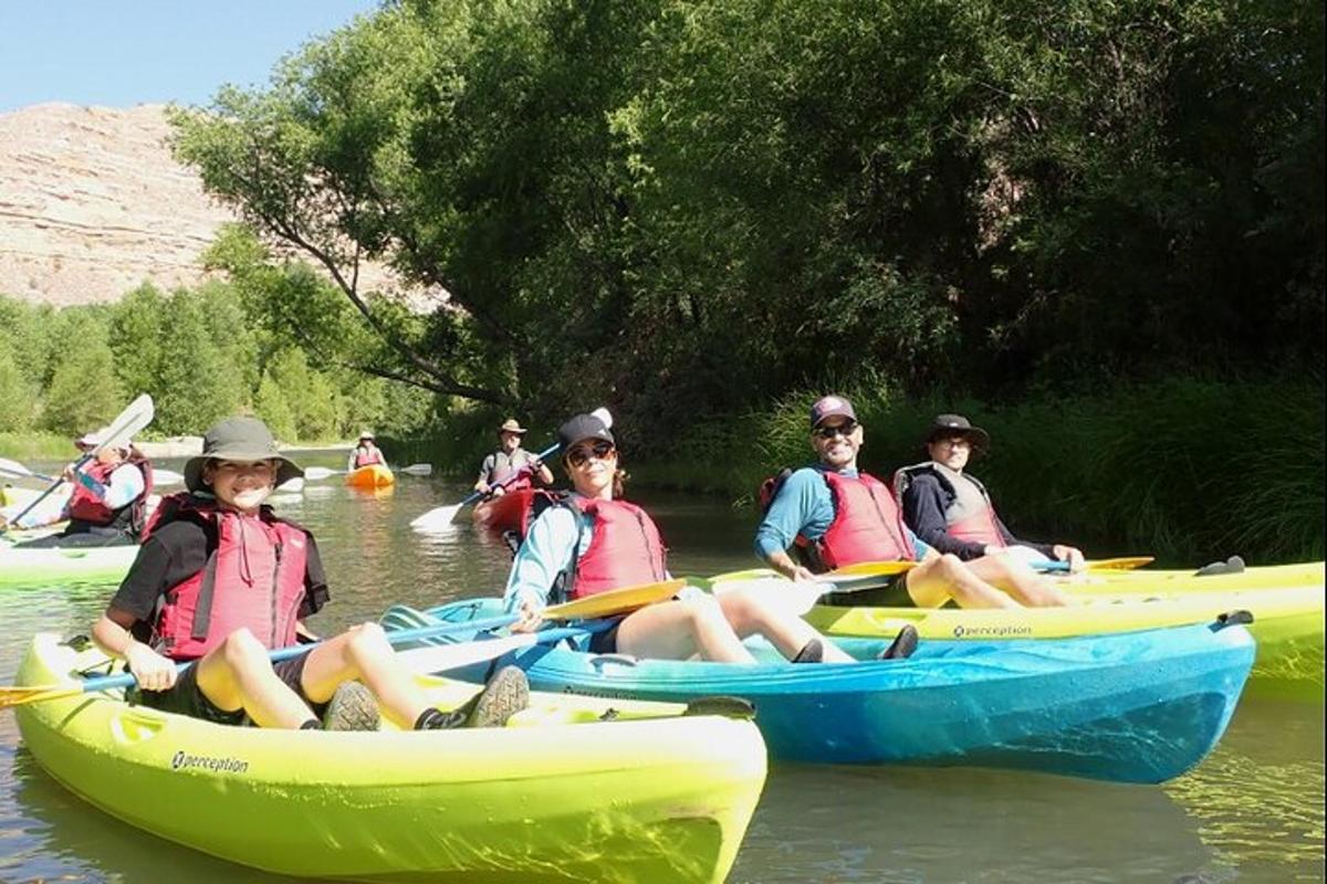 un gruppo di persone sedute in kayak su un fiume