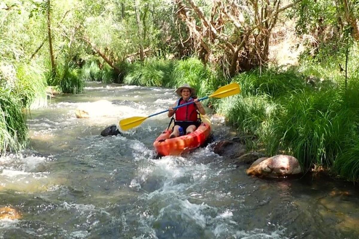 una persona in kayak in un fiume