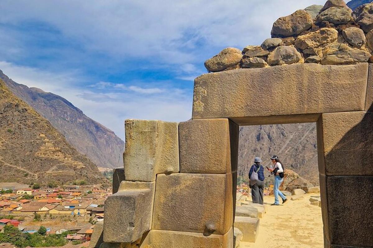 Dos personas caminando a través de una puerta en una montaña.