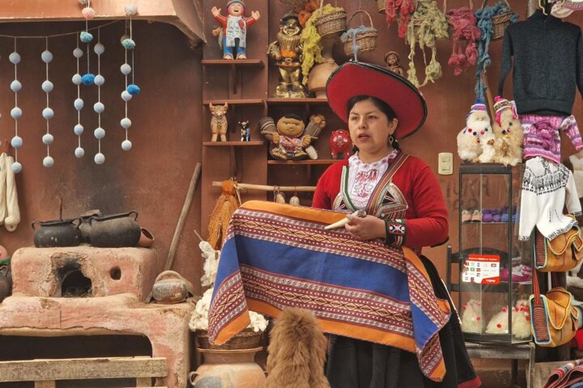 Una mujer sostiene una manta en una tienda.