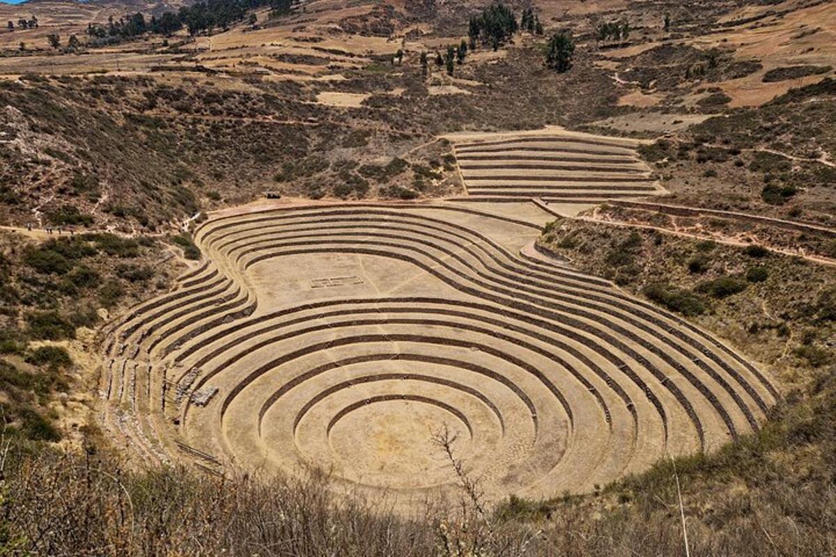 un anfiteatro en la ladera de una montaña