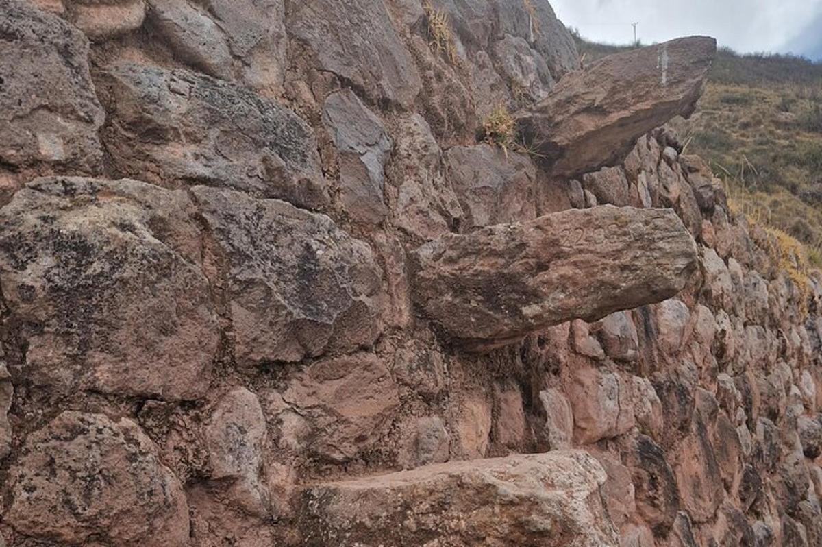 una montaña rocosa con una pared de roca