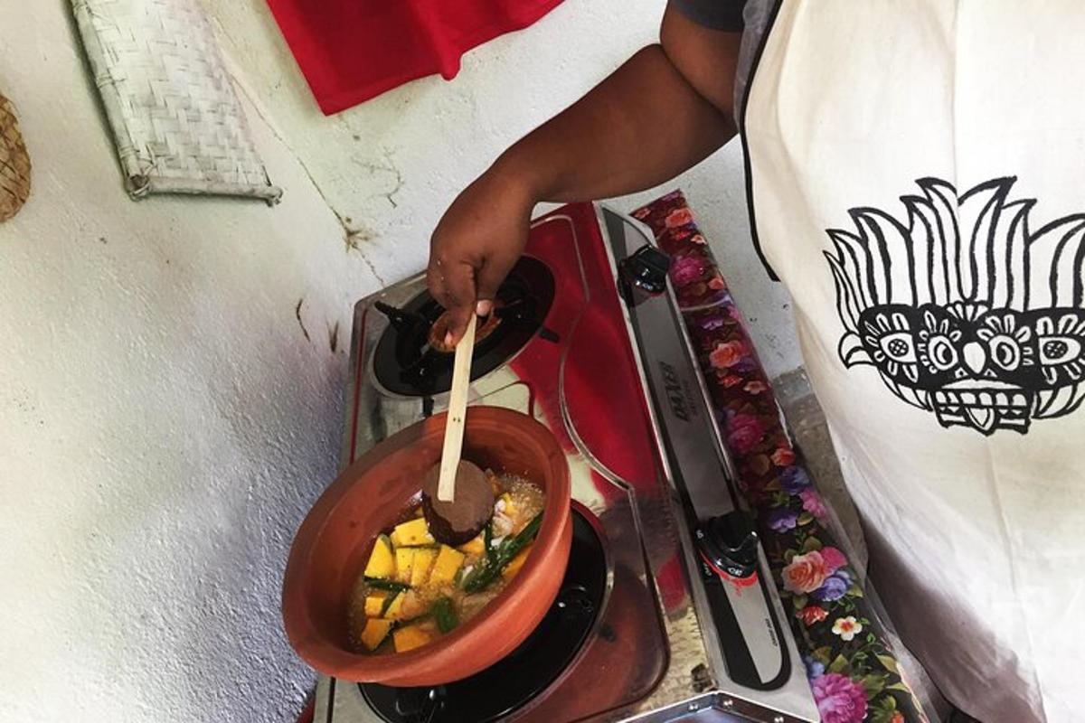 seseorang memasak makanan dalam periuk di atas dapur