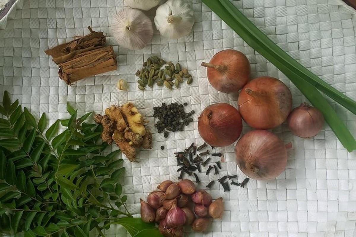 sekumpulan bawang dan sayur-sayuran lain di atas meja