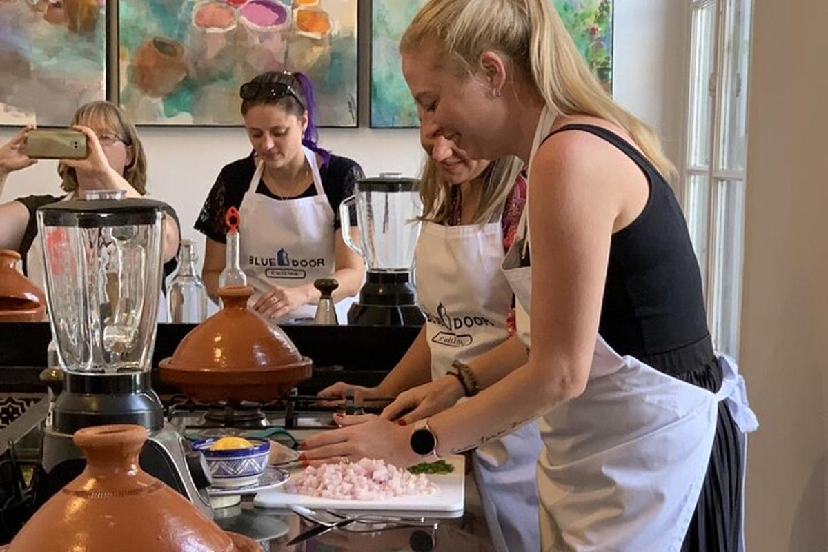un gruppo di donne in cucina che preparano il cibo