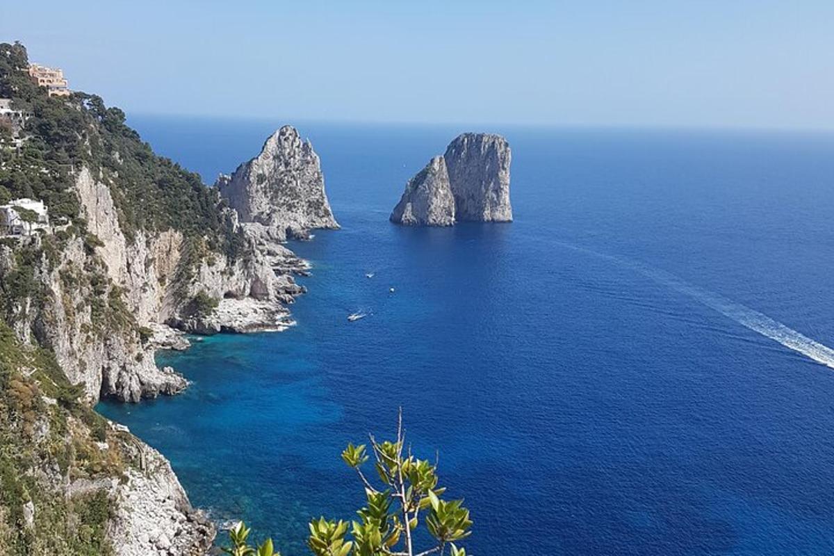 una vista della costiera amalfitana con scogliere calcaree
