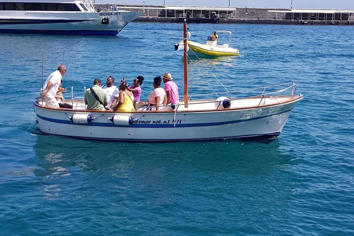 un gruppo di persone su una barca in acqua