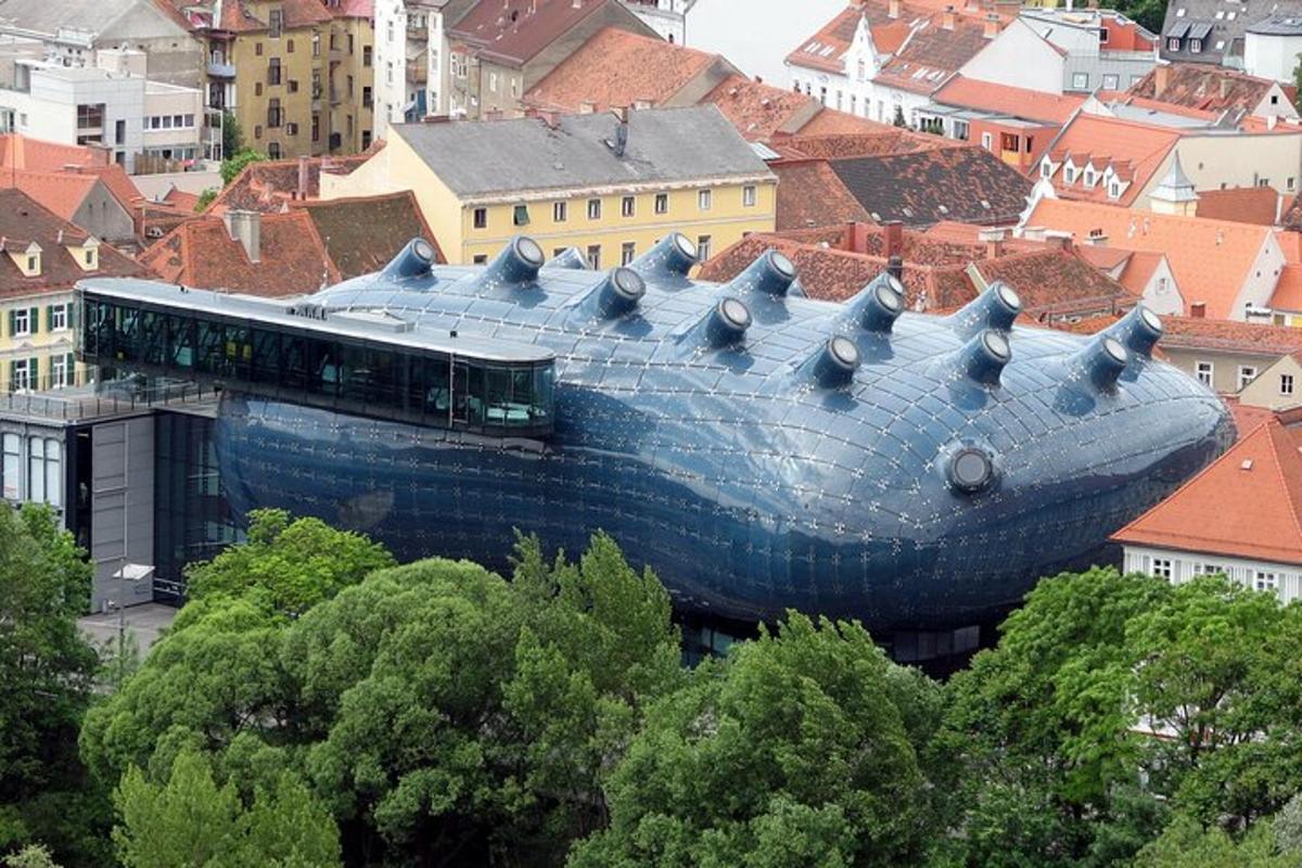 velká modrá loď stavěná před městem