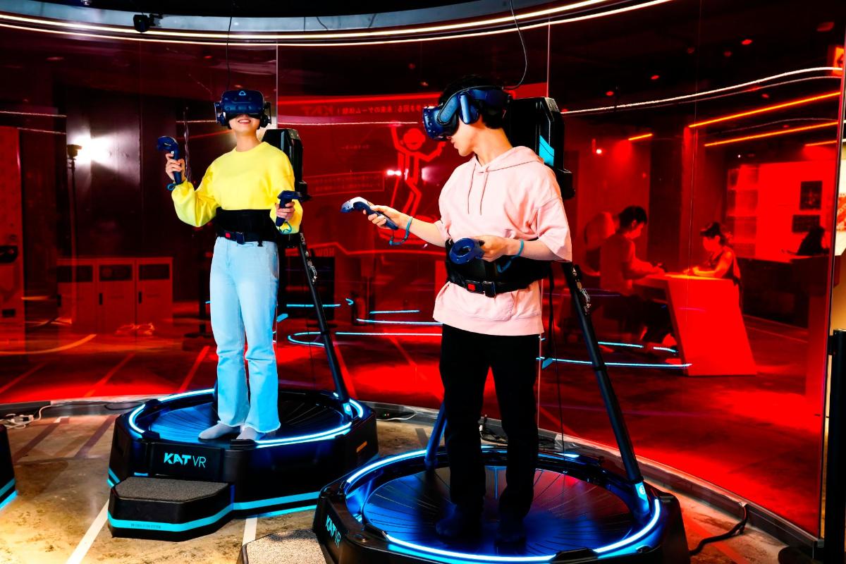 Dos personas de pie en un escenario con micrófonos.