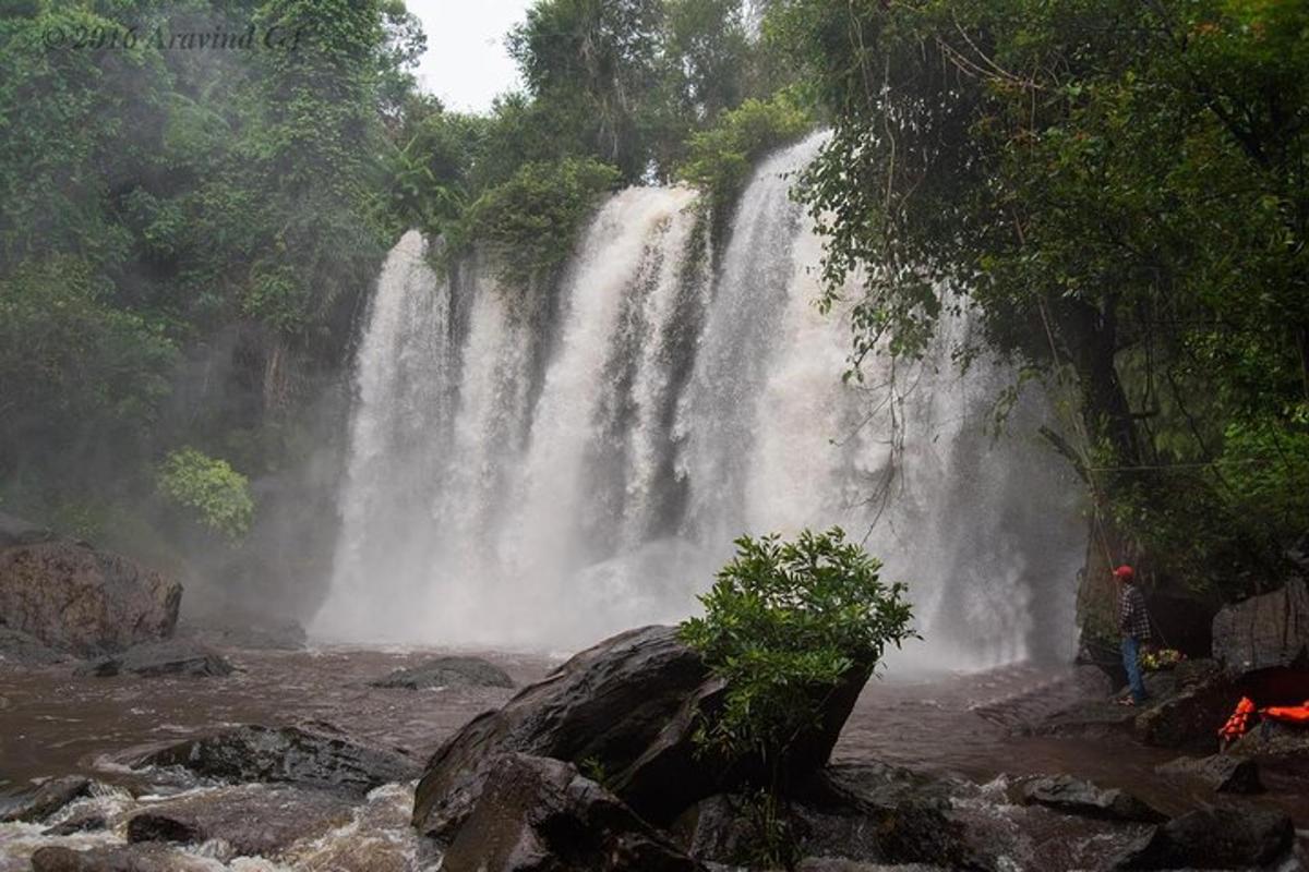 una cascata in mezzo a un fiume